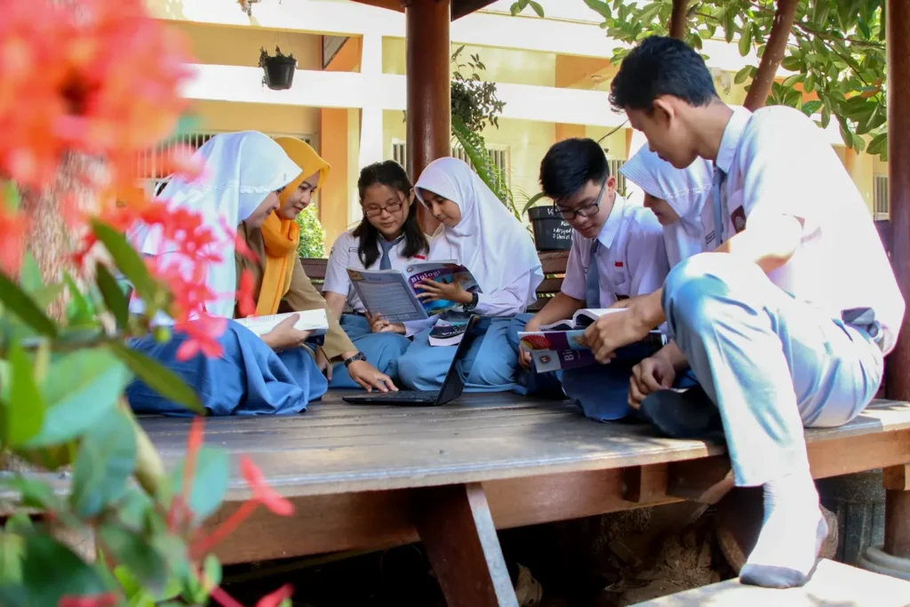 Kegiatan Belajar Paket B di Kelas